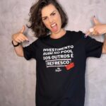 Nathalia Arcuri Instagram - Vão te vender consórcio como se fosse investimento: NÃO É. Vão te vender financiamento imobiliário como se fosse investimento: NÃO É Vão te vender CDB como se fosse uma coisa só e não houvesse pelo menos uns 100 tipos diferentes: NÃO É Vão te vender histórias pra você entrar num IPO flopado que só dará dinheiro pra quem emitiu as ações: NÃO ENTRE SEM OLHAR! Vão te dizer que títulos públicos não são bons investimentos porque eles não ganham NADA com tesouro direto: Não dê ouvidos. Os bancos pegam o seu dinheiro, enfiam nos títulos públicos e te cobram taxa por isso. Vão te dizer que título de capitalização é investimento, porque seu dinheiro rende e você pode ser sortead@: NÃO É. Vão te vender fundos de fundos, fundos DI, Fundos de ações, fundos de renda fixa com nomes bonitos e gestores renomados… mas poucos vão te dizer que a rentabilidade passada não vai se repetir no futuro. Nenhum fundo “rende” x. Os fundos podem render próximo a x. Guarde isso. Investimento ruim no Pool dos outros é refresco e só quem viveu na pele as consequências de ter sido passada pra trás por não ter conhecimento do que estava comprando sabe o que é isso. Eu não quero que você precise perder o dinheiro suado que eu perdi. Eu não quero que você seja feit@ de trouxa. Espalha esse post pra toda a sua lista do WhatsApp. Os tempos de trouxidão estão prestes a acabar. Já tem data, hora e local pra acontecer. Em breve, muito em breve vou divulgar aqui, deixa um 👍 se você quer saber antes!