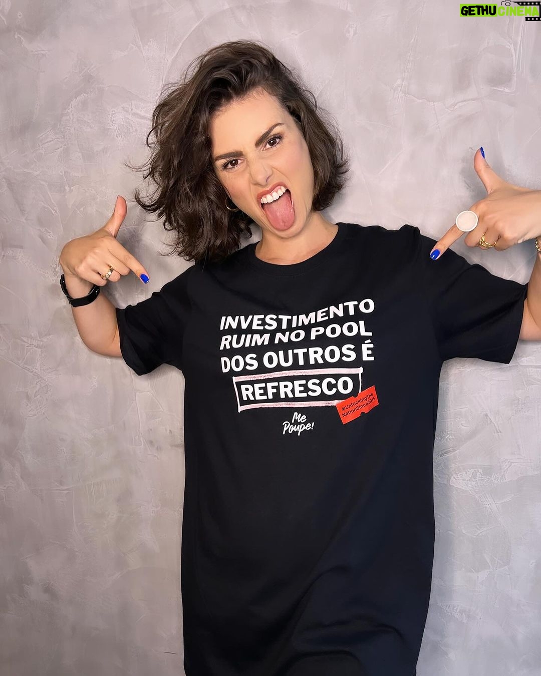 Nathalia Arcuri Instagram - Vão te vender consórcio como se fosse investimento: NÃO É. Vão te vender financiamento imobiliário como se fosse investimento: NÃO É Vão te vender CDB como se fosse uma coisa só e não houvesse pelo menos uns 100 tipos diferentes: NÃO É Vão te vender histórias pra você entrar num IPO flopado que só dará dinheiro pra quem emitiu as ações: NÃO ENTRE SEM OLHAR! Vão te dizer que títulos públicos não são bons investimentos porque eles não ganham NADA com tesouro direto: Não dê ouvidos. Os bancos pegam o seu dinheiro, enfiam nos títulos públicos e te cobram taxa por isso. Vão te dizer que título de capitalização é investimento, porque seu dinheiro rende e você pode ser sortead@: NÃO É. Vão te vender fundos de fundos, fundos DI, Fundos de ações, fundos de renda fixa com nomes bonitos e gestores renomados… mas poucos vão te dizer que a rentabilidade passada não vai se repetir no futuro. Nenhum fundo “rende” x. Os fundos podem render próximo a x. Guarde isso. Investimento ruim no Pool dos outros é refresco e só quem viveu na pele as consequências de ter sido passada pra trás por não ter conhecimento do que estava comprando sabe o que é isso. Eu não quero que você precise perder o dinheiro suado que eu perdi. Eu não quero que você seja feit@ de trouxa. Espalha esse post pra toda a sua lista do WhatsApp. Os tempos de trouxidão estão prestes a acabar. Já tem data, hora e local pra acontecer. Em breve, muito em breve vou divulgar aqui, deixa um 👍 se você quer saber antes!