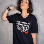 Nathalia Arcuri Instagram - Vão te vender consórcio como se fosse investimento: NÃO É. Vão te vender financiamento imobiliário como se fosse investimento: NÃO É Vão te vender CDB como se fosse uma coisa só e não houvesse pelo menos uns 100 tipos diferentes: NÃO É Vão te vender histórias pra você entrar num IPO flopado que só dará dinheiro pra quem emitiu as ações: NÃO ENTRE SEM OLHAR! Vão te dizer que títulos públicos não são bons investimentos porque eles não ganham NADA com tesouro direto: Não dê ouvidos. Os bancos pegam o seu dinheiro, enfiam nos títulos públicos e te cobram taxa por isso. Vão te dizer que título de capitalização é investimento, porque seu dinheiro rende e você pode ser sortead@: NÃO É. Vão te vender fundos de fundos, fundos DI, Fundos de ações, fundos de renda fixa com nomes bonitos e gestores renomados… mas poucos vão te dizer que a rentabilidade passada não vai se repetir no futuro. Nenhum fundo “rende” x. Os fundos podem render próximo a x. Guarde isso. Investimento ruim no Pool dos outros é refresco e só quem viveu na pele as consequências de ter sido passada pra trás por não ter conhecimento do que estava comprando sabe o que é isso. Eu não quero que você precise perder o dinheiro suado que eu perdi. Eu não quero que você seja feit@ de trouxa. Espalha esse post pra toda a sua lista do WhatsApp. Os tempos de trouxidão estão prestes a acabar. Já tem data, hora e local pra acontecer. Em breve, muito em breve vou divulgar aqui, deixa um 👍 se você quer saber antes!