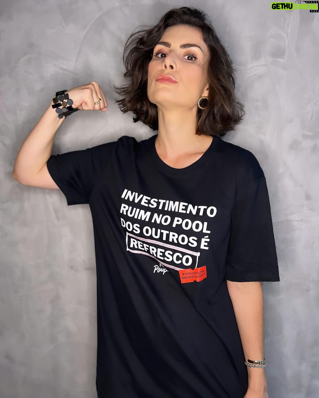 Nathalia Arcuri Instagram - Vão te vender consórcio como se fosse investimento: NÃO É. Vão te vender financiamento imobiliário como se fosse investimento: NÃO É Vão te vender CDB como se fosse uma coisa só e não houvesse pelo menos uns 100 tipos diferentes: NÃO É Vão te vender histórias pra você entrar num IPO flopado que só dará dinheiro pra quem emitiu as ações: NÃO ENTRE SEM OLHAR! Vão te dizer que títulos públicos não são bons investimentos porque eles não ganham NADA com tesouro direto: Não dê ouvidos. Os bancos pegam o seu dinheiro, enfiam nos títulos públicos e te cobram taxa por isso. Vão te dizer que título de capitalização é investimento, porque seu dinheiro rende e você pode ser sortead@: NÃO É. Vão te vender fundos de fundos, fundos DI, Fundos de ações, fundos de renda fixa com nomes bonitos e gestores renomados… mas poucos vão te dizer que a rentabilidade passada não vai se repetir no futuro. Nenhum fundo “rende” x. Os fundos podem render próximo a x. Guarde isso. Investimento ruim no Pool dos outros é refresco e só quem viveu na pele as consequências de ter sido passada pra trás por não ter conhecimento do que estava comprando sabe o que é isso. Eu não quero que você precise perder o dinheiro suado que eu perdi. Eu não quero que você seja feit@ de trouxa. Espalha esse post pra toda a sua lista do WhatsApp. Os tempos de trouxidão estão prestes a acabar. Já tem data, hora e local pra acontecer. Em breve, muito em breve vou divulgar aqui, deixa um 👍 se você quer saber antes!