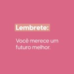 Nathalia Arcuri Instagram - Repete comigo: você merece sonhar e realizar os seus sonhos mais selvagens. Não é porque você não aprendeu com a sua família a poupar que a sua vida não pode ser diferente. Eu tô te libertando dessas amarras hoje… …você pode ir além, mas você precisa de uma estratégia pra chegar lá. Pode parecer papo de coach, mas a realidade que você quer acontece primeiro na sua mente. A gente primeiro sonha, visualiza, pra depois transformar em meta e tornar isso realidade. Faça esse exercício pra transformar a sua mente escassa em abundante e conquistar um futuro melhor porque VOCÊ MERECE: Entenda qual a ordem dos seus valores e coloca no papel: liberdade, segurança, autoridade e status; Aceite o seu hoje, mas na intenção de melhorar e crescer; Tenha metas alinhadas aos seus valores; Defina suas prioridades e comece de pouco a pouco; Estabeleça pequenas vitórias conquistadas pelas metas. E lembre-se, você pode estar num momento de escassez ou ter crescido com ela, mas isso não te impede de sonhar com mais. É um direito seu ser feliz, conquistar seu lugar no mundo e ter grana no bolso! Marcar alguém que precisa saber que liberdade financeira também é para ela.