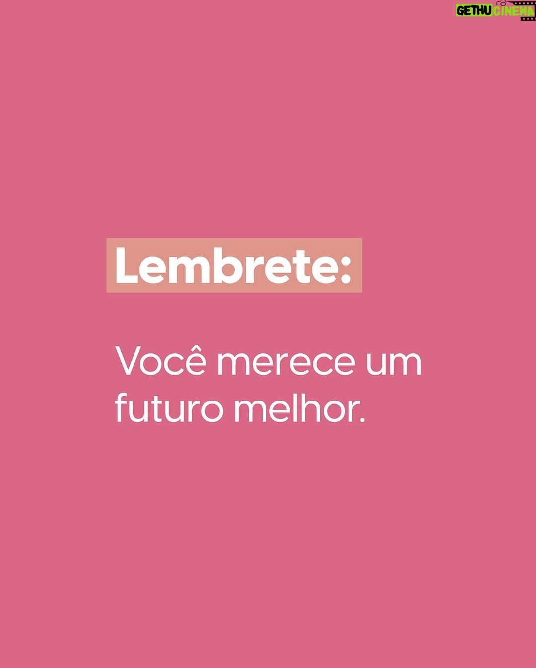 Nathalia Arcuri Instagram - Repete comigo: você merece sonhar e realizar os seus sonhos mais selvagens. Não é porque você não aprendeu com a sua família a poupar que a sua vida não pode ser diferente. Eu tô te libertando dessas amarras hoje… …você pode ir além, mas você precisa de uma estratégia pra chegar lá. Pode parecer papo de coach, mas a realidade que você quer acontece primeiro na sua mente. A gente primeiro sonha, visualiza, pra depois transformar em meta e tornar isso realidade. Faça esse exercício pra transformar a sua mente escassa em abundante e conquistar um futuro melhor porque VOCÊ MERECE: Entenda qual a ordem dos seus valores e coloca no papel: liberdade, segurança, autoridade e status; Aceite o seu hoje, mas na intenção de melhorar e crescer; Tenha metas alinhadas aos seus valores; Defina suas prioridades e comece de pouco a pouco; Estabeleça pequenas vitórias conquistadas pelas metas. E lembre-se, você pode estar num momento de escassez ou ter crescido com ela, mas isso não te impede de sonhar com mais. É um direito seu ser feliz, conquistar seu lugar no mundo e ter grana no bolso! Marcar alguém que precisa saber que liberdade financeira também é para ela.