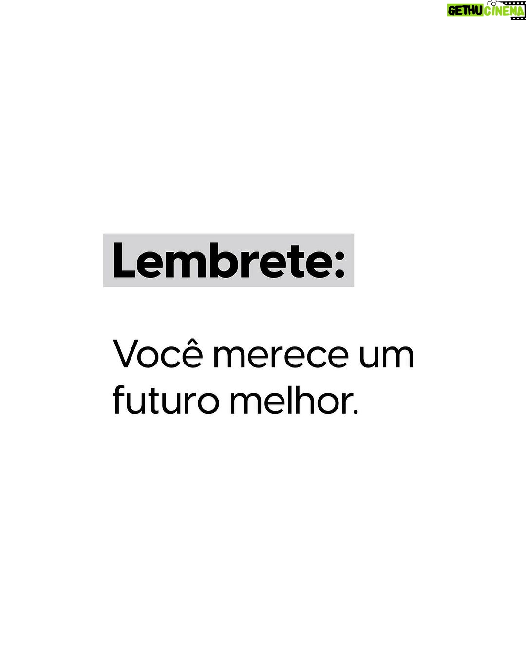 Nathalia Arcuri Instagram - Repete comigo: você merece sonhar e realizar os seus sonhos mais selvagens. Não é porque você não aprendeu com a sua família a poupar que a sua vida não pode ser diferente. Eu tô te libertando dessas amarras hoje… …você pode ir além, mas você precisa de uma estratégia pra chegar lá. Pode parecer papo de coach, mas a realidade que você quer acontece primeiro na sua mente. A gente primeiro sonha, visualiza, pra depois transformar em meta e tornar isso realidade. Faça esse exercício pra transformar a sua mente escassa em abundante e conquistar um futuro melhor porque VOCÊ MERECE: Entenda qual a ordem dos seus valores e coloca no papel: liberdade, segurança, autoridade e status; Aceite o seu hoje, mas na intenção de melhorar e crescer; Tenha metas alinhadas aos seus valores; Defina suas prioridades e comece de pouco a pouco; Estabeleça pequenas vitórias conquistadas pelas metas. E lembre-se, você pode estar num momento de escassez ou ter crescido com ela, mas isso não te impede de sonhar com mais. É um direito seu ser feliz, conquistar seu lugar no mundo e ter grana no bolso! Marcar alguém que precisa saber que liberdade financeira também é para ela.
