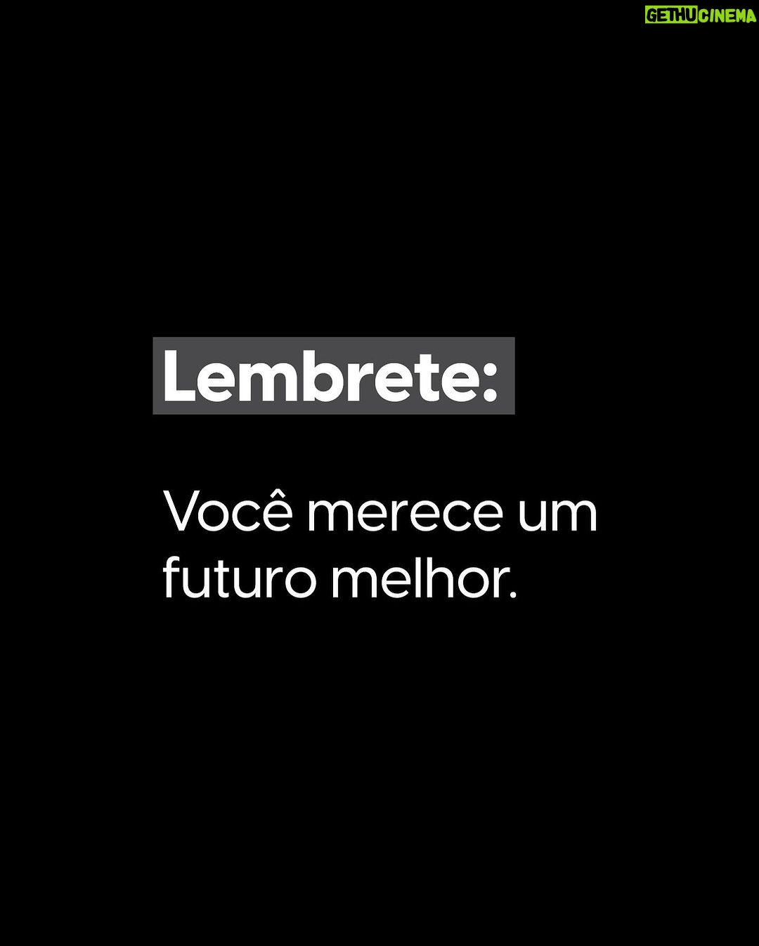 Nathalia Arcuri Instagram - Repete comigo: você merece sonhar e realizar os seus sonhos mais selvagens. Não é porque você não aprendeu com a sua família a poupar que a sua vida não pode ser diferente. Eu tô te libertando dessas amarras hoje… …você pode ir além, mas você precisa de uma estratégia pra chegar lá. Pode parecer papo de coach, mas a realidade que você quer acontece primeiro na sua mente. A gente primeiro sonha, visualiza, pra depois transformar em meta e tornar isso realidade. Faça esse exercício pra transformar a sua mente escassa em abundante e conquistar um futuro melhor porque VOCÊ MERECE: Entenda qual a ordem dos seus valores e coloca no papel: liberdade, segurança, autoridade e status; Aceite o seu hoje, mas na intenção de melhorar e crescer; Tenha metas alinhadas aos seus valores; Defina suas prioridades e comece de pouco a pouco; Estabeleça pequenas vitórias conquistadas pelas metas. E lembre-se, você pode estar num momento de escassez ou ter crescido com ela, mas isso não te impede de sonhar com mais. É um direito seu ser feliz, conquistar seu lugar no mundo e ter grana no bolso! Marcar alguém que precisa saber que liberdade financeira também é para ela.