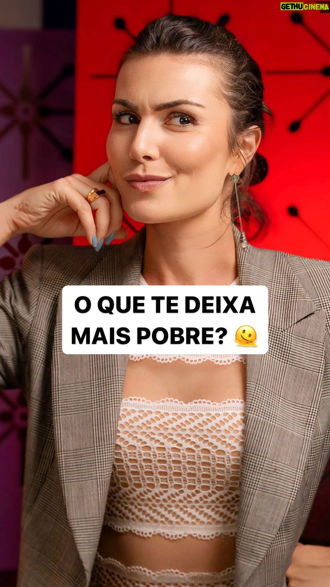Nathalia Arcuri Instagram - Quando me perguntam como ficar rica ou rico eu tenho a resposta na ponta da língua (e sempre envolve trabalho duro, tempo e inteligência emocional), mas e quando a questão é O QUE TE DEIXA MAIS POBRE? Eu não tenho medo de responder que pobreza é, para além de tudo, um estado de espírito. A gente se acomoda com o país do jeito que tá, assume que vivemos nessa desigualdade GIGANTE e faz o que? Cruza os braços? Nunca! Pobreza não é apenas falta de dinheiro assim como a riqueza não é a abundância de dinheiro. Pensamento “pobre” é aquele que te limita, te coloca na eterna condição de vítima e te impede de crescer ainda que a oportunidade bata à sua porta. O nosso país ainda tem muito a se desenvolver e é necessário enriquecer a população de coisas básicas como alimento, saúde, justiça e educação. Mas é quando a pessoa já tem mais que o básico e continua pobre de espírito? É disso que a gente precisa se afastar. Eu quero conhecer TUDO, quero me manter atenta, curiosa e NUNCA julgar sem antes conhecer as intenções e reunir o máximo de informações. Julgar empobrece a gente. E você, o que te deixa MAIS POBRE? Responde aqui👇