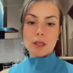 Nathalia Arcuri Instagram - Quantas mulheres você conhece que dependem da renda do marido? Não existe certo ou errado nessa escolha. O que existe é a necessidade URGENTE de falarmos sobre a autonomia financeira seja qual for a solução escolhida pelo casal para lidar com o dinheiro. Trouxe dos Stories para o Feed porque muita gente pediu. Espero abrir conversas e ajudar da maneira possível. Espalha se pensar em alguém que possa estar precisando desse toque. 😘