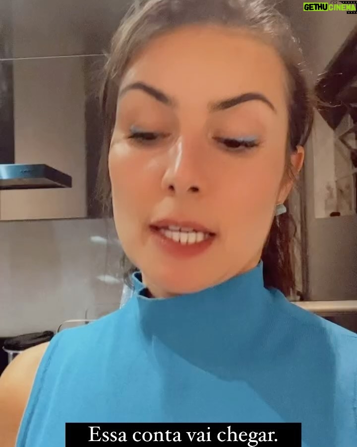 Nathalia Arcuri Instagram - Quantas mulheres você conhece que dependem da renda do marido? Não existe certo ou errado nessa escolha. O que existe é a necessidade URGENTE de falarmos sobre a autonomia financeira seja qual for a solução escolhida pelo casal para lidar com o dinheiro. Trouxe dos Stories para o Feed porque muita gente pediu. Espero abrir conversas e ajudar da maneira possível. Espalha se pensar em alguém que possa estar precisando desse toque. 😘