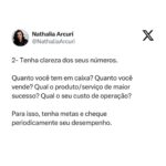 Nathalia Arcuri Instagram - Nossa, Nath! Mas tô só começando. Preciso realmente pensar nisso? Você está criando uma fonte de renda, lembre-se disso. É a sua empresa! É preciso profissionalizar ao máximo, ou vai se tornar apenas um passatempo caro. Segundo o relatório da Global Entrepreneurship Monitor (GEM) 2022, realizado pelo Sebrae e pela Associação Nacional de Estudos em Empreendedorismo e Gestão de Pequenas Empresas (Anegepe), 67% da população adulta estava envolvida com o empreendedorismo. Parte desse número são potenciais empreendedores, o que fez com que o Brasil ocupasse o 2º lugar nessa categoria, ficando atrás somente da Índia, no ano do relatório. Somos empreendedores natos 😎 Mas, claro, apesar do brasileiro ter essa alma de negócios, só a alma não sustenta uma empresa. É preciso adquirir conhecimento e aplicar no dia a dia pro empreendimento dar certo! DITO ISSO… Arrasta pro lado pra ver as 5 dicas que separei pra você, imprime, cola em todo lugar da casa pra não esquecer e já manda para as autônomas/autônomos MEIs e donas e donos de empresas que precisam ler isso👇