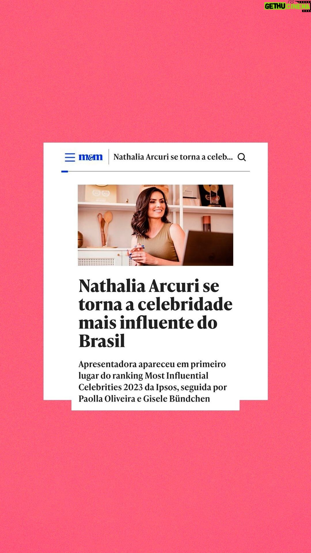 Nathalia Arcuri Instagram - Este é um vídeo de gratidão💜 Gratidão à você que confia no meu trabalho e da @mepoupenaweb. Gratidão aos Me Pouplayers que fazem a mágica acontecer. Gratidão por dar voz e visibilidade para um missão que vai muito além do “pagar boletos, guardar e investir dinheiro”. A educação financeira é uma ferramenta que capacita as pessoas a assumirem o controle de suas vidas. O Brasil ainda enfrenta um desafio significativo, com 70 milhões de endividados e 30 milhões de inadimplentes. Mais de 60% dos brasileiros nunca tiveram a oportunidade de investir ou desconhecem por completo esse mundo. Tem muito chão pela frente, mas hoje eu quero agradecer! A Me Poupe! nasceu de um desejo genuíno de empoderar mulheres e pessoas em situações de vulnerabilidade através da autonomia financeira. Há nove anos, tudo começou comigo e uma colher de pau, mas ao longo do tempo, essa jornada encontrou novas mãos e novas vozes que se uniram a essa missão. O conhecimento liberta e é a ferramenta principal para colocar o poder do dinheiro nas mãos de todas as pessoas.