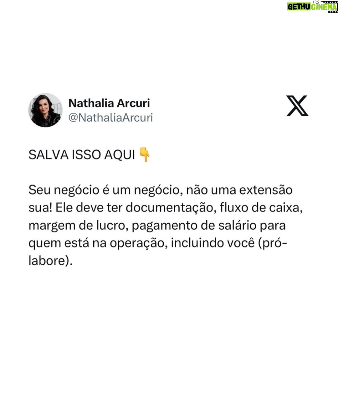 Nathalia Arcuri Instagram - Nossa, Nath! Mas tô só começando. Preciso realmente pensar nisso? Você está criando uma fonte de renda, lembre-se disso. É a sua empresa! É preciso profissionalizar ao máximo, ou vai se tornar apenas um passatempo caro. Segundo o relatório da Global Entrepreneurship Monitor (GEM) 2022, realizado pelo Sebrae e pela Associação Nacional de Estudos em Empreendedorismo e Gestão de Pequenas Empresas (Anegepe), 67% da população adulta estava envolvida com o empreendedorismo. Parte desse número são potenciais empreendedores, o que fez com que o Brasil ocupasse o 2º lugar nessa categoria, ficando atrás somente da Índia, no ano do relatório. Somos empreendedores natos 😎 Mas, claro, apesar do brasileiro ter essa alma de negócios, só a alma não sustenta uma empresa. É preciso adquirir conhecimento e aplicar no dia a dia pro empreendimento dar certo! DITO ISSO… Arrasta pro lado pra ver as 5 dicas que separei pra você, imprime, cola em todo lugar da casa pra não esquecer e já manda para as autônomas/autônomos MEIs e donas e donos de empresas que precisam ler isso👇