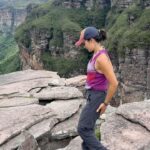 Nathalia Arcuri Instagram - Ainda dá tempo de um #tbt? Me apaixonei pela Bahia e pela Chapada Diamantina. Foram 3 dias explorando o Vale do Pati e no último chegamos ao Vale do Cachoeirão (as fotos acima), um dos pontos clássicos do trekking do Vale do Pati. É um penhasco de 300 metros de altura e você se sente um grãozinho de areia diante da imensidão dos paredões. 3 ingredientes ESSENCIAIS pra viver essa aventura: - Muita disposição, preparo físico e mental - Coragem, respeitando os limites para você não correr riscos desnecessários - Um guia incrível, como o @beja_guia.chapadadiamantina E eu não vou parar, quero mais trilhas e mais natureza nos meus planos, então já comenta aqui pra mim qual outro lugar do Brasil que eu deveria colocar na minha lista? Vale do Pati - Chapada Diamantina