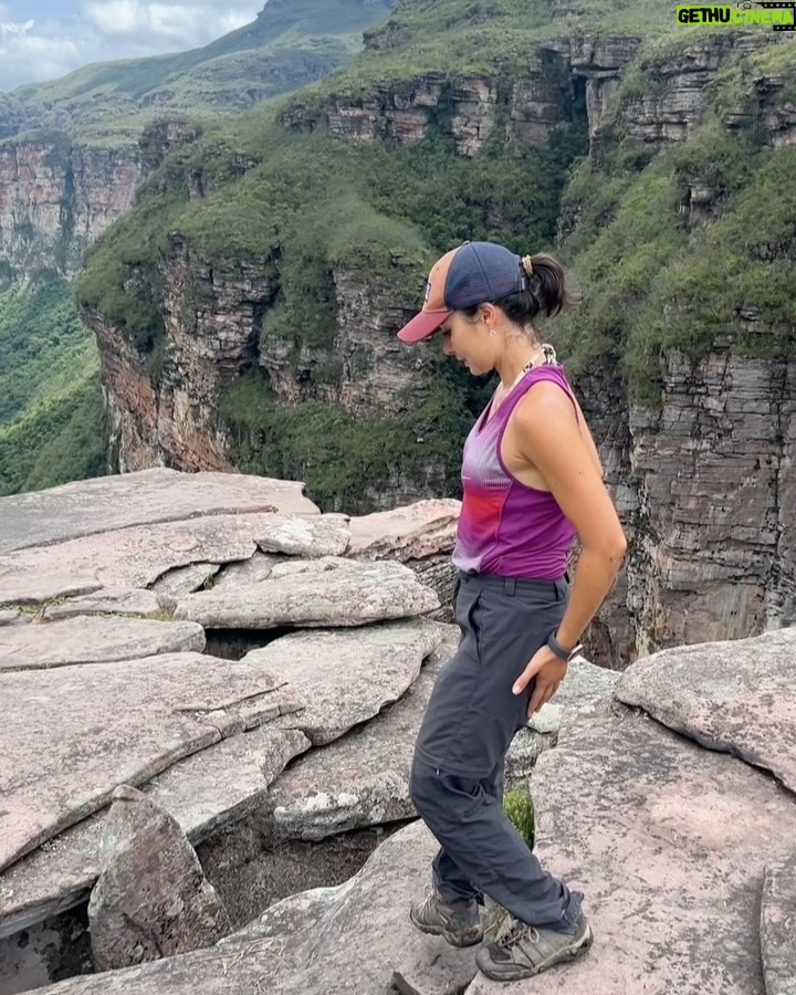 Nathalia Arcuri Instagram - Ainda dá tempo de um #tbt? Me apaixonei pela Bahia e pela Chapada Diamantina. Foram 3 dias explorando o Vale do Pati e no último chegamos ao Vale do Cachoeirão (as fotos acima), um dos pontos clássicos do trekking do Vale do Pati. É um penhasco de 300 metros de altura e você se sente um grãozinho de areia diante da imensidão dos paredões. 3 ingredientes ESSENCIAIS pra viver essa aventura: - Muita disposição, preparo físico e mental - Coragem, respeitando os limites para você não correr riscos desnecessários - Um guia incrível, como o @beja_guia.chapadadiamantina E eu não vou parar, quero mais trilhas e mais natureza nos meus planos, então já comenta aqui pra mim qual outro lugar do Brasil que eu deveria colocar na minha lista? Vale do Pati - Chapada Diamantina