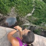 Nathalia Arcuri Instagram - Ainda dá tempo de um #tbt? Me apaixonei pela Bahia e pela Chapada Diamantina. Foram 3 dias explorando o Vale do Pati e no último chegamos ao Vale do Cachoeirão (as fotos acima), um dos pontos clássicos do trekking do Vale do Pati. É um penhasco de 300 metros de altura e você se sente um grãozinho de areia diante da imensidão dos paredões. 3 ingredientes ESSENCIAIS pra viver essa aventura: - Muita disposição, preparo físico e mental - Coragem, respeitando os limites para você não correr riscos desnecessários - Um guia incrível, como o @beja_guia.chapadadiamantina E eu não vou parar, quero mais trilhas e mais natureza nos meus planos, então já comenta aqui pra mim qual outro lugar do Brasil que eu deveria colocar na minha lista? Vale do Pati - Chapada Diamantina