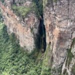 Nathalia Arcuri Instagram - Ainda dá tempo de um #tbt? Me apaixonei pela Bahia e pela Chapada Diamantina. Foram 3 dias explorando o Vale do Pati e no último chegamos ao Vale do Cachoeirão (as fotos acima), um dos pontos clássicos do trekking do Vale do Pati. É um penhasco de 300 metros de altura e você se sente um grãozinho de areia diante da imensidão dos paredões. 3 ingredientes ESSENCIAIS pra viver essa aventura: - Muita disposição, preparo físico e mental - Coragem, respeitando os limites para você não correr riscos desnecessários - Um guia incrível, como o @beja_guia.chapadadiamantina E eu não vou parar, quero mais trilhas e mais natureza nos meus planos, então já comenta aqui pra mim qual outro lugar do Brasil que eu deveria colocar na minha lista? Vale do Pati - Chapada Diamantina
