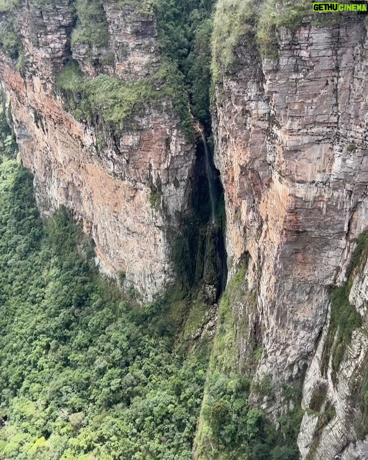 Nathalia Arcuri Instagram - Ainda dá tempo de um #tbt? Me apaixonei pela Bahia e pela Chapada Diamantina. Foram 3 dias explorando o Vale do Pati e no último chegamos ao Vale do Cachoeirão (as fotos acima), um dos pontos clássicos do trekking do Vale do Pati. É um penhasco de 300 metros de altura e você se sente um grãozinho de areia diante da imensidão dos paredões. 3 ingredientes ESSENCIAIS pra viver essa aventura: - Muita disposição, preparo físico e mental - Coragem, respeitando os limites para você não correr riscos desnecessários - Um guia incrível, como o @beja_guia.chapadadiamantina E eu não vou parar, quero mais trilhas e mais natureza nos meus planos, então já comenta aqui pra mim qual outro lugar do Brasil que eu deveria colocar na minha lista? Vale do Pati - Chapada Diamantina