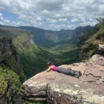Nathalia Arcuri Instagram - Ainda dá tempo de um #tbt? Me apaixonei pela Bahia e pela Chapada Diamantina. Foram 3 dias explorando o Vale do Pati e no último chegamos ao Vale do Cachoeirão (as fotos acima), um dos pontos clássicos do trekking do Vale do Pati. É um penhasco de 300 metros de altura e você se sente um grãozinho de areia diante da imensidão dos paredões. 3 ingredientes ESSENCIAIS pra viver essa aventura: - Muita disposição, preparo físico e mental - Coragem, respeitando os limites para você não correr riscos desnecessários - Um guia incrível, como o @beja_guia.chapadadiamantina E eu não vou parar, quero mais trilhas e mais natureza nos meus planos, então já comenta aqui pra mim qual outro lugar do Brasil que eu deveria colocar na minha lista? Vale do Pati - Chapada Diamantina
