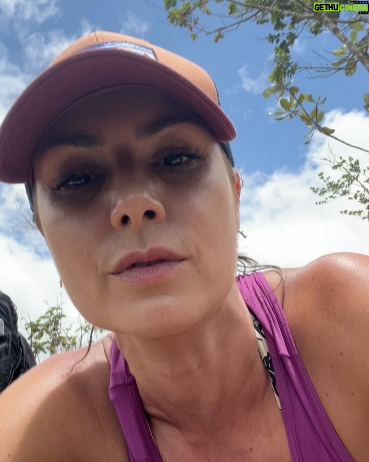 Nathalia Arcuri Instagram - Ainda dá tempo de um #tbt? Me apaixonei pela Bahia e pela Chapada Diamantina. Foram 3 dias explorando o Vale do Pati e no último chegamos ao Vale do Cachoeirão (as fotos acima), um dos pontos clássicos do trekking do Vale do Pati. É um penhasco de 300 metros de altura e você se sente um grãozinho de areia diante da imensidão dos paredões. 3 ingredientes ESSENCIAIS pra viver essa aventura: - Muita disposição, preparo físico e mental - Coragem, respeitando os limites para você não correr riscos desnecessários - Um guia incrível, como o @beja_guia.chapadadiamantina E eu não vou parar, quero mais trilhas e mais natureza nos meus planos, então já comenta aqui pra mim qual outro lugar do Brasil que eu deveria colocar na minha lista? Vale do Pati - Chapada Diamantina