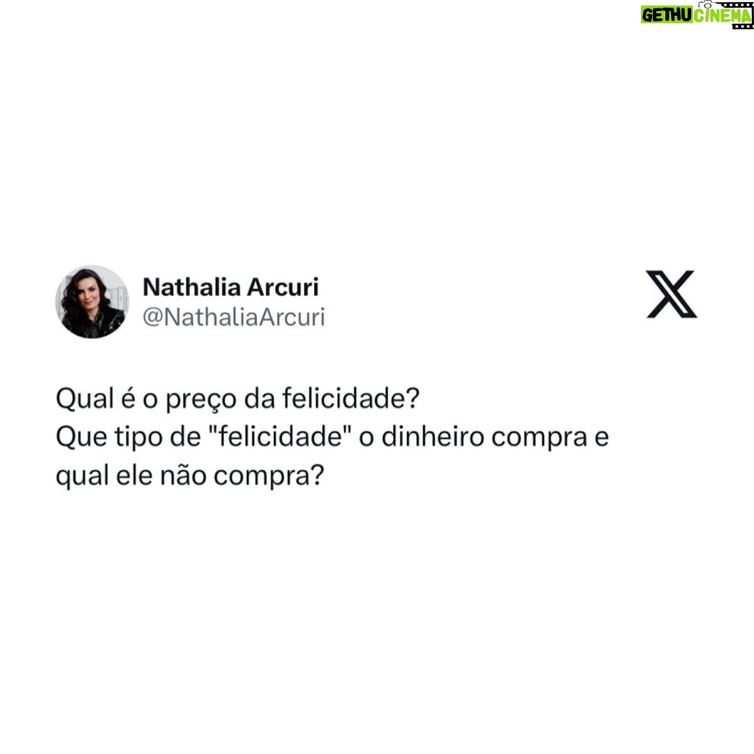 Nathalia Arcuri Instagram - A gente se acostuma a pensar o dinheiro na forma de carro, casa bacana, restaurantes legais, viagens pra fora do Brasil, boas faculdades, roupas e brinquedos para os filhos… como se qualquer privação fosse sinal de fracasso. Aí, por mérito ou muita sorte, a pessoa fica muito rica e de repente a vida dela deixa de fazer sentido. Os amigos se aproximam por interesse, os filhos têm tudo e não saem da aba da família, o dinheiro é abundante mas o tempo de qualidade é escasso e é aí que a pessoa descobre que era feliz e não sabia. Isso é mais comum do que você imagina. Quanto antes você souber o que te faz feliz mais simples será criar um plano de ação para ganhar, poupar, investir e usar o seu dinheiro de forma pragmática a seu favor e não contra você. ATENÇÃO: Eu não estou dizendo pra você deixar de planejar uma vida melhor e mais rica. É gostoso demais conquistar as coisas com o nosso esforço e melhor ainda quando o dinheiro trabalha mais que a gente. Mas antes de começar sua jornada rumo ao enriquecimento lícito pergunte-se: O que é felicidade pra mim e como eu vou o usar o dinheiro pra potencializá-la? As pessoas mais felizes que eu conheço não são as mais ricas, mas são as que sabem responder a essa pergunta. Se esse post te ajudou a pensar melhor em felicidade no Dia Internacional da Felicidade, manda pra alguém. Essa pessoa pode precisar disso agora.