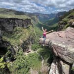 Nathalia Arcuri Instagram - Ainda dá tempo de um #tbt? Me apaixonei pela Bahia e pela Chapada Diamantina. Foram 3 dias explorando o Vale do Pati e no último chegamos ao Vale do Cachoeirão (as fotos acima), um dos pontos clássicos do trekking do Vale do Pati. É um penhasco de 300 metros de altura e você se sente um grãozinho de areia diante da imensidão dos paredões. 3 ingredientes ESSENCIAIS pra viver essa aventura: - Muita disposição, preparo físico e mental - Coragem, respeitando os limites para você não correr riscos desnecessários - Um guia incrível, como o @beja_guia.chapadadiamantina E eu não vou parar, quero mais trilhas e mais natureza nos meus planos, então já comenta aqui pra mim qual outro lugar do Brasil que eu deveria colocar na minha lista? Vale do Pati - Chapada Diamantina