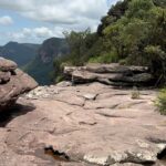 Nathalia Arcuri Instagram - Ainda dá tempo de um #tbt? Me apaixonei pela Bahia e pela Chapada Diamantina. Foram 3 dias explorando o Vale do Pati e no último chegamos ao Vale do Cachoeirão (as fotos acima), um dos pontos clássicos do trekking do Vale do Pati. É um penhasco de 300 metros de altura e você se sente um grãozinho de areia diante da imensidão dos paredões. 3 ingredientes ESSENCIAIS pra viver essa aventura: - Muita disposição, preparo físico e mental - Coragem, respeitando os limites para você não correr riscos desnecessários - Um guia incrível, como o @beja_guia.chapadadiamantina E eu não vou parar, quero mais trilhas e mais natureza nos meus planos, então já comenta aqui pra mim qual outro lugar do Brasil que eu deveria colocar na minha lista? Vale do Pati - Chapada Diamantina