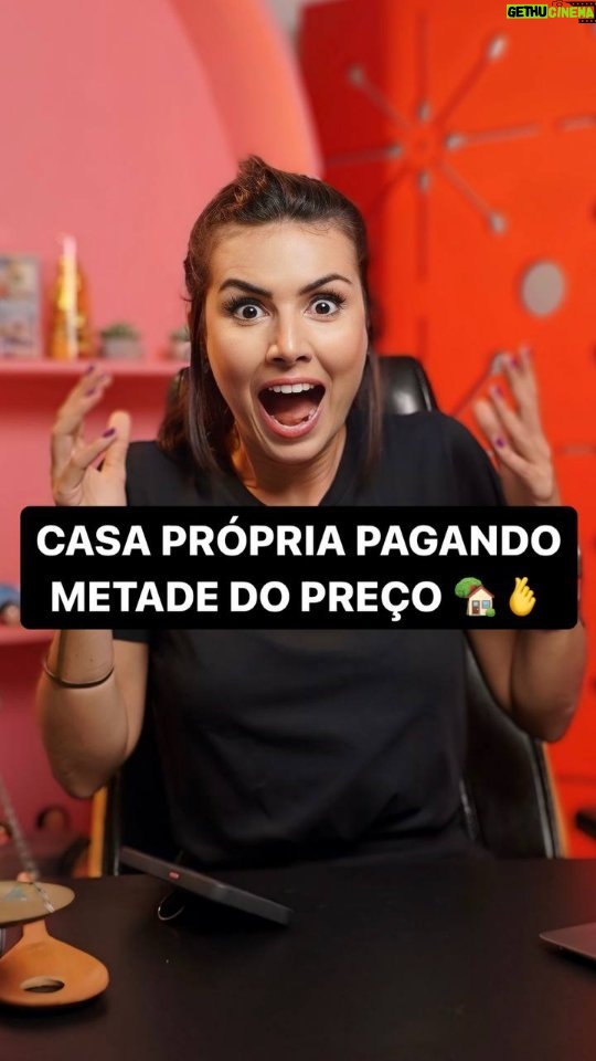 Nathalia Arcuri Instagram - Isso não é um teste! Prestenção, eu vou te ajudar a realizar o seu sonho da casa própria. Depois de conversar com uma das pessoas que trabalham aqui na @mepoupenaweb e que passou por essa experiência recentemente, eu fiz um vídeo sobre como comprar imóveis em leilão e financiar através do programa “Minha Casa, Minha Vida”. Mas, antes de dar lances em leilões, é essencial entender todo o processo, as condições de financiamento e tomar todo cuidado possível para não cair em links errados. Certifique-se que toda busca seja feita através do site oficial da Caixa. Importante dizer, esse conteúdo não foi patrocinado e ele funciona praticamente como uma utilidade pública para todos aqueles que sonham tanto com a casa própria. Por isso, é seu dever compartilhar com todos os seus contatos. 👉 O vídeo completo tá lá no link da minha bio.