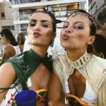 Nathalia Arcuri Instagram - Pulei. Dancei. Macetei. Chorei. Agradeci e fui agradecida. Da corda ao camarote. Na celebração da vida. Milhões de pessoas com sorriso no rosto e cintura solta. Um impressionante mar coreografado contagiante. Da Barra à Ondina. Num circuito elétrico de emoções e alegria. Fiz amigos e amigas. No calor do barril de energia. Mirei na folia e acertei no carnaval da minha vida. Obrigada, Bahia. Que comecem os trabalhos para que você possa também viver todos os carnavais da sua vida com dinheiro investido e boletos pagos. O Bloco da Desfudência vai passar pela avenida. Nas fotos: 1- @camexpresso2222 logo após o Trio da inesquecível e maravilhosa @claudialeitte que entregou tudo e mais um pouco. 2- Mar coreografado de pura beleza. 3- @patriciaellenbr a guerreira da descarbonização, musa da sustentabilidade. 4- @annatellesoficial mepoupeira ícone da Desfudência. De moradora de rua à empreendedora milionária aprendendo de graça nos meus vídeos do YouTube. (Orgulho extremo) 5- @nossosquadrigemeos @fernandorosa_ Aluno Mepoupeiro que deu conta junto à esposa de quadrigêmeos e hoje tá mais rico do que nunca de amor e dinheiro. 6- Meu lado festeiro-apaixonada por samba e axé ganhando vida e fazendo valer a academia. Kkk 7- Aquele pôr do Sol inesquecível na Barra ❤️ 8- A bailarina improvisada agradecendo a audiência 9- Deixo pra você a legenda da última foto. Pra mim ela representa o Brasil que nós podemos ser. Afetuoso, alegre, unido (e como kkkk), organizado, seguro, democrático, potente, diverso, acolhedor e que caminha junto celebrando cada passo. Carnaval de Salvador