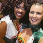 Nathalia Arcuri Instagram - Pulei. Dancei. Macetei. Chorei. Agradeci e fui agradecida. Da corda ao camarote. Na celebração da vida. Milhões de pessoas com sorriso no rosto e cintura solta. Um impressionante mar coreografado contagiante. Da Barra à Ondina. Num circuito elétrico de emoções e alegria. Fiz amigos e amigas. No calor do barril de energia. Mirei na folia e acertei no carnaval da minha vida. Obrigada, Bahia. Que comecem os trabalhos para que você possa também viver todos os carnavais da sua vida com dinheiro investido e boletos pagos. O Bloco da Desfudência vai passar pela avenida. Nas fotos: 1- @camexpresso2222 logo após o Trio da inesquecível e maravilhosa @claudialeitte que entregou tudo e mais um pouco. 2- Mar coreografado de pura beleza. 3- @patriciaellenbr a guerreira da descarbonização, musa da sustentabilidade. 4- @annatellesoficial mepoupeira ícone da Desfudência. De moradora de rua à empreendedora milionária aprendendo de graça nos meus vídeos do YouTube. (Orgulho extremo) 5- @nossosquadrigemeos @fernandorosa_ Aluno Mepoupeiro que deu conta junto à esposa de quadrigêmeos e hoje tá mais rico do que nunca de amor e dinheiro. 6- Meu lado festeiro-apaixonada por samba e axé ganhando vida e fazendo valer a academia. Kkk 7- Aquele pôr do Sol inesquecível na Barra ❤️ 8- A bailarina improvisada agradecendo a audiência 9- Deixo pra você a legenda da última foto. Pra mim ela representa o Brasil que nós podemos ser. Afetuoso, alegre, unido (e como kkkk), organizado, seguro, democrático, potente, diverso, acolhedor e que caminha junto celebrando cada passo. Carnaval de Salvador