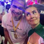 Nathalia Arcuri Instagram - Pulei. Dancei. Macetei. Chorei. Agradeci e fui agradecida. Da corda ao camarote. Na celebração da vida. Milhões de pessoas com sorriso no rosto e cintura solta. Um impressionante mar coreografado contagiante. Da Barra à Ondina. Num circuito elétrico de emoções e alegria. Fiz amigos e amigas. No calor do barril de energia. Mirei na folia e acertei no carnaval da minha vida. Obrigada, Bahia. Que comecem os trabalhos para que você possa também viver todos os carnavais da sua vida com dinheiro investido e boletos pagos. O Bloco da Desfudência vai passar pela avenida. Nas fotos: 1- @camexpresso2222 logo após o Trio da inesquecível e maravilhosa @claudialeitte que entregou tudo e mais um pouco. 2- Mar coreografado de pura beleza. 3- @patriciaellenbr a guerreira da descarbonização, musa da sustentabilidade. 4- @annatellesoficial mepoupeira ícone da Desfudência. De moradora de rua à empreendedora milionária aprendendo de graça nos meus vídeos do YouTube. (Orgulho extremo) 5- @nossosquadrigemeos @fernandorosa_ Aluno Mepoupeiro que deu conta junto à esposa de quadrigêmeos e hoje tá mais rico do que nunca de amor e dinheiro. 6- Meu lado festeiro-apaixonada por samba e axé ganhando vida e fazendo valer a academia. Kkk 7- Aquele pôr do Sol inesquecível na Barra ❤️ 8- A bailarina improvisada agradecendo a audiência 9- Deixo pra você a legenda da última foto. Pra mim ela representa o Brasil que nós podemos ser. Afetuoso, alegre, unido (e como kkkk), organizado, seguro, democrático, potente, diverso, acolhedor e que caminha junto celebrando cada passo. Carnaval de Salvador
