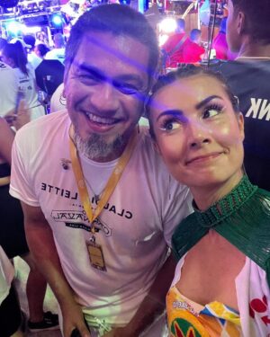 Nathalia Arcuri Instagram - Pulei. 
Dancei. 
Macetei. 
Chorei. 
Agradeci e fui agradecida. 
Da corda ao camarote. 
Na celebração da vida. 
Milhões de pessoas com sorriso no rosto e cintura solta. 
Um impressionante mar coreografado contagiante. 
Da Barra à Ondina. 
Num circuito elétrico de emoções e alegria. 
Fiz amigos e amigas. 
No calor do barril de energia. 
Mirei na folia e acertei no carnaval da minha vida. 

Obrigada, Bahia. 

Que comecem os trabalhos para que você possa também viver todos os carnavais da sua vida com dinheiro investido e boletos pagos. 
O Bloco da Desfudência vai passar pela avenida. 

Nas fotos: 
1- @camexpresso2222 logo após o Trio da inesquecível e maravilhosa @claudialeitte que entregou tudo e mais um pouco. 
2- Mar coreografado de pura beleza. 
3- @patriciaellenbr a guerreira da descarbonização, musa da sustentabilidade. 
4-  @annatellesoficial mepoupeira ícone da Desfudência. De moradora de rua à empreendedora milionária aprendendo de graça nos meus vídeos do YouTube. (Orgulho extremo) 
5- @nossosquadrigemeos @fernandorosa_ Aluno Mepoupeiro que deu conta junto à esposa de quadrigêmeos e hoje tá mais rico do que nunca de amor e dinheiro. 
6- Meu lado festeiro-apaixonada por samba e axé  ganhando vida e fazendo valer a academia. Kkk 
7- Aquele pôr do Sol inesquecível na Barra ❤️
8- A bailarina improvisada agradecendo a audiência 
9- Deixo pra você a legenda da última foto. Pra mim ela representa o Brasil que nós podemos ser. Afetuoso, alegre, unido (e como kkkk), organizado, seguro, democrático, potente, diverso, acolhedor e que caminha junto celebrando cada passo.