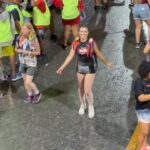 Nathalia Arcuri Instagram - Pulei. Dancei. Macetei. Chorei. Agradeci e fui agradecida. Da corda ao camarote. Na celebração da vida. Milhões de pessoas com sorriso no rosto e cintura solta. Um impressionante mar coreografado contagiante. Da Barra à Ondina. Num circuito elétrico de emoções e alegria. Fiz amigos e amigas. No calor do barril de energia. Mirei na folia e acertei no carnaval da minha vida. Obrigada, Bahia. Que comecem os trabalhos para que você possa também viver todos os carnavais da sua vida com dinheiro investido e boletos pagos. O Bloco da Desfudência vai passar pela avenida. Nas fotos: 1- @camexpresso2222 logo após o Trio da inesquecível e maravilhosa @claudialeitte que entregou tudo e mais um pouco. 2- Mar coreografado de pura beleza. 3- @patriciaellenbr a guerreira da descarbonização, musa da sustentabilidade. 4- @annatellesoficial mepoupeira ícone da Desfudência. De moradora de rua à empreendedora milionária aprendendo de graça nos meus vídeos do YouTube. (Orgulho extremo) 5- @nossosquadrigemeos @fernandorosa_ Aluno Mepoupeiro que deu conta junto à esposa de quadrigêmeos e hoje tá mais rico do que nunca de amor e dinheiro. 6- Meu lado festeiro-apaixonada por samba e axé ganhando vida e fazendo valer a academia. Kkk 7- Aquele pôr do Sol inesquecível na Barra ❤️ 8- A bailarina improvisada agradecendo a audiência 9- Deixo pra você a legenda da última foto. Pra mim ela representa o Brasil que nós podemos ser. Afetuoso, alegre, unido (e como kkkk), organizado, seguro, democrático, potente, diverso, acolhedor e que caminha junto celebrando cada passo. Carnaval de Salvador