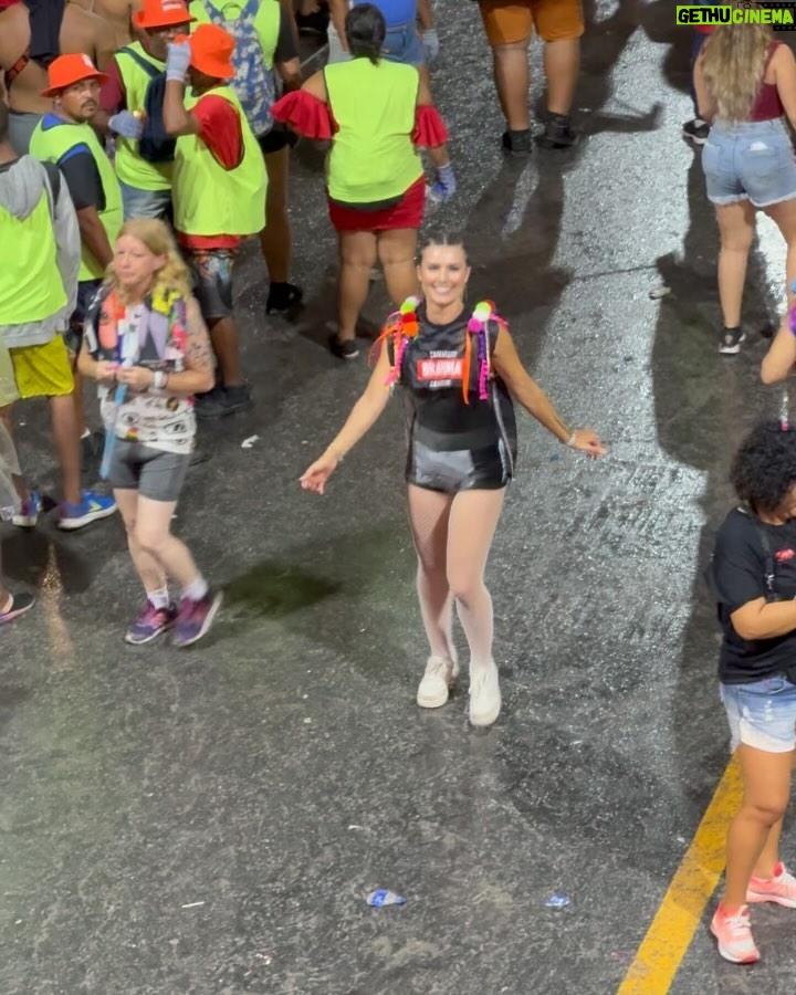 Nathalia Arcuri - 44.6K Likes - Pulei.
Dancei.
Macetei.
Chorei.
Agradeci e fui agradecida.
Da corda ao camarote.
Na celebração da vida.
Milhões de pessoas com sorriso no rosto e cintura solta.
Um impressionante mar coreografado contagiante.
Da Barra à Ondina.
Num circuito elétrico de emoções e alegria.
Fiz amigos e amigas.
No calor do barril de energia.
Mirei na folia e acertei no carnaval da minha vida.
Obrigada, Bahia.
Que comecem os trabalhos para que você possa também viver todos os carnavais da sua vida com dinheiro investido e boletos pagos.
O Bloco da Desfudência vai passar pela avenida.
Nas fotos:
1- @camexpresso2222 logo após o Trio da inesquecível e maravilhosa @claudialeitte que entregou tudo e mais um pouco.
2- Mar coreografado de pura beleza.
3- @patriciaellenbr a guerreira da descarbonização, musa da sustentabilidade.
4- @annatellesoficial mepoupeira ícone da Desfudência. De moradora de rua à empreendedora milionária aprendendo de graça nos meus vídeos do YouTube. (Orgulho extremo)
5- @nossosquadrigemeos @fernandorosa_ Aluno Mepoupeiro que deu conta junto à esposa de quadrigêmeos e hoje tá mais rico do que nunca de amor e dinheiro.
6- Meu lado festeiro-apaixonada por samba e axé ganhando vida e fazendo valer a academia. Kkk
7- Aquele pôr do Sol inesquecível na Barra ❤️
8- A bailarina improvisada agradecendo a audiência
9- Deixo pra você a legenda da última foto. Pra mim ela representa o Brasil que nós podemos ser. Afetuoso, alegre, unido (e como kkkk), organizado, seguro, democrático, potente, diverso, acolhedor e que caminha junto celebrando cada passo.