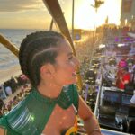 Nathalia Arcuri Instagram - Pulei. Dancei. Macetei. Chorei. Agradeci e fui agradecida. Da corda ao camarote. Na celebração da vida. Milhões de pessoas com sorriso no rosto e cintura solta. Um impressionante mar coreografado contagiante. Da Barra à Ondina. Num circuito elétrico de emoções e alegria. Fiz amigos e amigas. No calor do barril de energia. Mirei na folia e acertei no carnaval da minha vida. Obrigada, Bahia. Que comecem os trabalhos para que você possa também viver todos os carnavais da sua vida com dinheiro investido e boletos pagos. O Bloco da Desfudência vai passar pela avenida. Nas fotos: 1- @camexpresso2222 logo após o Trio da inesquecível e maravilhosa @claudialeitte que entregou tudo e mais um pouco. 2- Mar coreografado de pura beleza. 3- @patriciaellenbr a guerreira da descarbonização, musa da sustentabilidade. 4- @annatellesoficial mepoupeira ícone da Desfudência. De moradora de rua à empreendedora milionária aprendendo de graça nos meus vídeos do YouTube. (Orgulho extremo) 5- @nossosquadrigemeos @fernandorosa_ Aluno Mepoupeiro que deu conta junto à esposa de quadrigêmeos e hoje tá mais rico do que nunca de amor e dinheiro. 6- Meu lado festeiro-apaixonada por samba e axé ganhando vida e fazendo valer a academia. Kkk 7- Aquele pôr do Sol inesquecível na Barra ❤️ 8- A bailarina improvisada agradecendo a audiência 9- Deixo pra você a legenda da última foto. Pra mim ela representa o Brasil que nós podemos ser. Afetuoso, alegre, unido (e como kkkk), organizado, seguro, democrático, potente, diverso, acolhedor e que caminha junto celebrando cada passo. Carnaval de Salvador