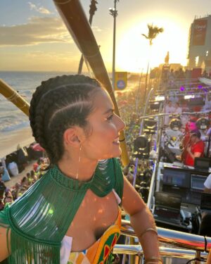 Nathalia Arcuri Instagram - Pulei. 
Dancei. 
Macetei. 
Chorei. 
Agradeci e fui agradecida. 
Da corda ao camarote. 
Na celebração da vida. 
Milhões de pessoas com sorriso no rosto e cintura solta. 
Um impressionante mar coreografado contagiante. 
Da Barra à Ondina. 
Num circuito elétrico de emoções e alegria. 
Fiz amigos e amigas. 
No calor do barril de energia. 
Mirei na folia e acertei no carnaval da minha vida. 

Obrigada, Bahia. 

Que comecem os trabalhos para que você possa também viver todos os carnavais da sua vida com dinheiro investido e boletos pagos. 
O Bloco da Desfudência vai passar pela avenida. 

Nas fotos: 
1- @camexpresso2222 logo após o Trio da inesquecível e maravilhosa @claudialeitte que entregou tudo e mais um pouco. 
2- Mar coreografado de pura beleza. 
3- @patriciaellenbr a guerreira da descarbonização, musa da sustentabilidade. 
4-  @annatellesoficial mepoupeira ícone da Desfudência. De moradora de rua à empreendedora milionária aprendendo de graça nos meus vídeos do YouTube. (Orgulho extremo) 
5- @nossosquadrigemeos @fernandorosa_ Aluno Mepoupeiro que deu conta junto à esposa de quadrigêmeos e hoje tá mais rico do que nunca de amor e dinheiro. 
6- Meu lado festeiro-apaixonada por samba e axé  ganhando vida e fazendo valer a academia. Kkk 
7- Aquele pôr do Sol inesquecível na Barra ❤️
8- A bailarina improvisada agradecendo a audiência 
9- Deixo pra você a legenda da última foto. Pra mim ela representa o Brasil que nós podemos ser. Afetuoso, alegre, unido (e como kkkk), organizado, seguro, democrático, potente, diverso, acolhedor e que caminha junto celebrando cada passo.