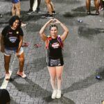 Nathalia Arcuri Instagram - Pulei. Dancei. Macetei. Chorei. Agradeci e fui agradecida. Da corda ao camarote. Na celebração da vida. Milhões de pessoas com sorriso no rosto e cintura solta. Um impressionante mar coreografado contagiante. Da Barra à Ondina. Num circuito elétrico de emoções e alegria. Fiz amigos e amigas. No calor do barril de energia. Mirei na folia e acertei no carnaval da minha vida. Obrigada, Bahia. Que comecem os trabalhos para que você possa também viver todos os carnavais da sua vida com dinheiro investido e boletos pagos. O Bloco da Desfudência vai passar pela avenida. Nas fotos: 1- @camexpresso2222 logo após o Trio da inesquecível e maravilhosa @claudialeitte que entregou tudo e mais um pouco. 2- Mar coreografado de pura beleza. 3- @patriciaellenbr a guerreira da descarbonização, musa da sustentabilidade. 4- @annatellesoficial mepoupeira ícone da Desfudência. De moradora de rua à empreendedora milionária aprendendo de graça nos meus vídeos do YouTube. (Orgulho extremo) 5- @nossosquadrigemeos @fernandorosa_ Aluno Mepoupeiro que deu conta junto à esposa de quadrigêmeos e hoje tá mais rico do que nunca de amor e dinheiro. 6- Meu lado festeiro-apaixonada por samba e axé ganhando vida e fazendo valer a academia. Kkk 7- Aquele pôr do Sol inesquecível na Barra ❤️ 8- A bailarina improvisada agradecendo a audiência 9- Deixo pra você a legenda da última foto. Pra mim ela representa o Brasil que nós podemos ser. Afetuoso, alegre, unido (e como kkkk), organizado, seguro, democrático, potente, diverso, acolhedor e que caminha junto celebrando cada passo. Carnaval de Salvador