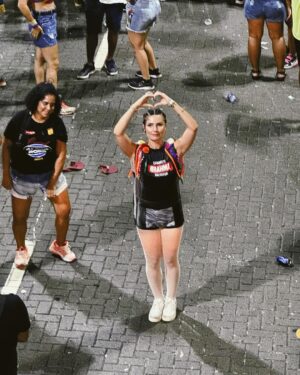 Nathalia Arcuri Instagram - Pulei. 
Dancei. 
Macetei. 
Chorei. 
Agradeci e fui agradecida. 
Da corda ao camarote. 
Na celebração da vida. 
Milhões de pessoas com sorriso no rosto e cintura solta. 
Um impressionante mar coreografado contagiante. 
Da Barra à Ondina. 
Num circuito elétrico de emoções e alegria. 
Fiz amigos e amigas. 
No calor do barril de energia. 
Mirei na folia e acertei no carnaval da minha vida. 

Obrigada, Bahia. 

Que comecem os trabalhos para que você possa também viver todos os carnavais da sua vida com dinheiro investido e boletos pagos. 
O Bloco da Desfudência vai passar pela avenida. 

Nas fotos: 
1- @camexpresso2222 logo após o Trio da inesquecível e maravilhosa @claudialeitte que entregou tudo e mais um pouco. 
2- Mar coreografado de pura beleza. 
3- @patriciaellenbr a guerreira da descarbonização, musa da sustentabilidade. 
4-  @annatellesoficial mepoupeira ícone da Desfudência. De moradora de rua à empreendedora milionária aprendendo de graça nos meus vídeos do YouTube. (Orgulho extremo) 
5- @nossosquadrigemeos @fernandorosa_ Aluno Mepoupeiro que deu conta junto à esposa de quadrigêmeos e hoje tá mais rico do que nunca de amor e dinheiro. 
6- Meu lado festeiro-apaixonada por samba e axé  ganhando vida e fazendo valer a academia. Kkk 
7- Aquele pôr do Sol inesquecível na Barra ❤️
8- A bailarina improvisada agradecendo a audiência 
9- Deixo pra você a legenda da última foto. Pra mim ela representa o Brasil que nós podemos ser. Afetuoso, alegre, unido (e como kkkk), organizado, seguro, democrático, potente, diverso, acolhedor e que caminha junto celebrando cada passo.