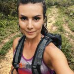 Nathalia Arcuri Instagram - Coloque na sua lista de belezas pra ver e fazer antes de partir👇 1- Penhasco do Cachoeirão no Vale do Pati 2- Gruta do Castelo no Vale do Pati 3- Carão de quem subiu 1 Km de pedra kkkk 4- Banho no Rio Preto no Aleixo 5- Cantar parabéns acampada às margens do 21 na Chapada 6- Poço na trilha do Cachoeirão com muito tanino 7- Tomar banho (com sabonete de argila) no filete do 21 (depois eu mostro como estava no dia seguinte após um dilúvio na madrugada) 8- Comemorar as vitórias com seu guia parceiro de trilha que virou seu amigo no caminho @beja_guia.chapadadiamantina Alívio aventureiro nos feeds carnavalescos. Manda pra quem tem coragem de ir com você nessa aventura! Vale Do Capão - Chapada Diamantina