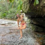 Nathalia Arcuri Instagram - Coloque na sua lista de belezas pra ver e fazer antes de partir👇 1- Penhasco do Cachoeirão no Vale do Pati 2- Gruta do Castelo no Vale do Pati 3- Carão de quem subiu 1 Km de pedra kkkk 4- Banho no Rio Preto no Aleixo 5- Cantar parabéns acampada às margens do 21 na Chapada 6- Poço na trilha do Cachoeirão com muito tanino 7- Tomar banho (com sabonete de argila) no filete do 21 (depois eu mostro como estava no dia seguinte após um dilúvio na madrugada) 8- Comemorar as vitórias com seu guia parceiro de trilha que virou seu amigo no caminho @beja_guia.chapadadiamantina Alívio aventureiro nos feeds carnavalescos. Manda pra quem tem coragem de ir com você nessa aventura! Vale Do Capão - Chapada Diamantina