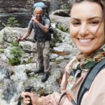 Nathalia Arcuri Instagram - Coloque na sua lista de belezas pra ver e fazer antes de partir👇 1- Penhasco do Cachoeirão no Vale do Pati 2- Gruta do Castelo no Vale do Pati 3- Carão de quem subiu 1 Km de pedra kkkk 4- Banho no Rio Preto no Aleixo 5- Cantar parabéns acampada às margens do 21 na Chapada 6- Poço na trilha do Cachoeirão com muito tanino 7- Tomar banho (com sabonete de argila) no filete do 21 (depois eu mostro como estava no dia seguinte após um dilúvio na madrugada) 8- Comemorar as vitórias com seu guia parceiro de trilha que virou seu amigo no caminho @beja_guia.chapadadiamantina Alívio aventureiro nos feeds carnavalescos. Manda pra quem tem coragem de ir com você nessa aventura! Vale Do Capão - Chapada Diamantina
