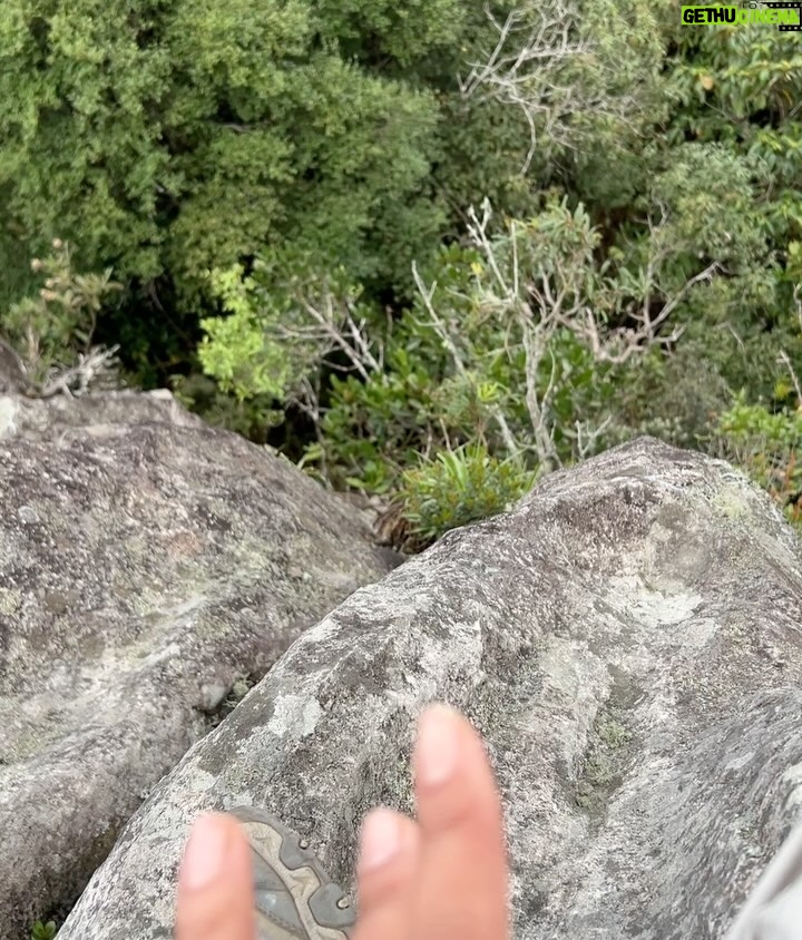 Nathalia Arcuri Instagram - Vale do Pati, dia 2 de 3. O que o Pati te ensina: - Descobrir a beleza da simplicidade e como podemos encontrar conforto mesmo em condições modestas, valorizando os pequenos detalhes que nos cercam. - Aprender a lidar com contratempos e continuar avançando, mesmo quando as trilhas parecem íngremes e os obstáculos parecem intransponíveis. - Reconhecer nossa interdependência com a natureza e como somos humildes diante da vastidão e da grandiosidade que nos cerca. - Aprender sobre nossos próprios limites e capacidades, descobrindo que, muitas vezes, somos mais fortes e resilientes do que imaginamos. - Aceitar a necessidade de descanso e autocuidado, criando uma relação de gentileza consigo mesmo, sem julgamentos. - Valorizar as pequenas coisas da vida, como água limpa que sacia nossa sede, o ar fresco que revitaliza nossos pulmões e as paisagens deslumbrantes que alimentam nossa alma. - Aprender a estar presente no momento e desfrutar da experiência, absorvendo cada detalhe do cenário que nos rodeia. A natureza tem o poder de nos ensinar, inspirar e nos transformar em seres humanos melhores, basta você aceitar 💜🌿 — Meu guia: @beja_guia.chapadadiamantina Morro do Castelo - Vale do Pati - Chapada Diamantina