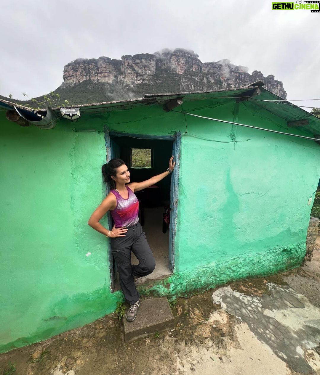 Nathalia Arcuri Instagram - Vale do Pati, dia 2 de 3. O que o Pati te ensina: - Descobrir a beleza da simplicidade e como podemos encontrar conforto mesmo em condições modestas, valorizando os pequenos detalhes que nos cercam. - Aprender a lidar com contratempos e continuar avançando, mesmo quando as trilhas parecem íngremes e os obstáculos parecem intransponíveis. - Reconhecer nossa interdependência com a natureza e como somos humildes diante da vastidão e da grandiosidade que nos cerca. - Aprender sobre nossos próprios limites e capacidades, descobrindo que, muitas vezes, somos mais fortes e resilientes do que imaginamos. - Aceitar a necessidade de descanso e autocuidado, criando uma relação de gentileza consigo mesmo, sem julgamentos. - Valorizar as pequenas coisas da vida, como água limpa que sacia nossa sede, o ar fresco que revitaliza nossos pulmões e as paisagens deslumbrantes que alimentam nossa alma. - Aprender a estar presente no momento e desfrutar da experiência, absorvendo cada detalhe do cenário que nos rodeia. A natureza tem o poder de nos ensinar, inspirar e nos transformar em seres humanos melhores, basta você aceitar 💜🌿 — Meu guia: @beja_guia.chapadadiamantina Morro do Castelo - Vale do Pati - Chapada Diamantina