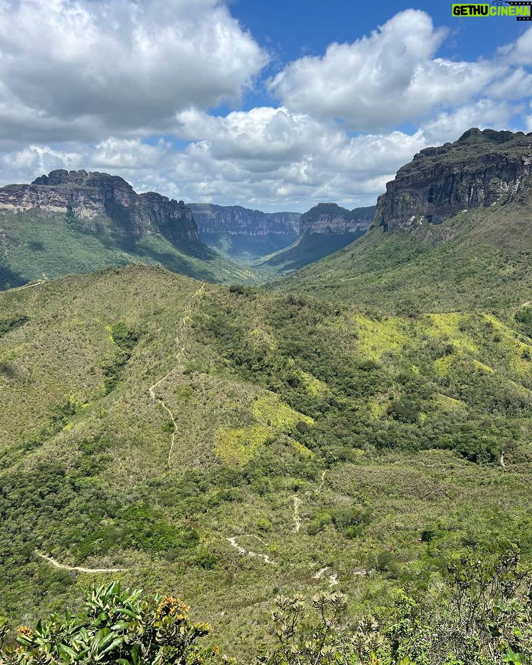 Nathalia Arcuri Instagram - Vale do Pati, dia 1 de 3. O Vale do Pati é conhecido como um dos lugares mais impressionantes e intocados do Brasil. Só pra você ter uma ideia a paisagem exuberante, com cânions, cachoeiras, rios, e montanhas, já serviu de cenário para diversos filmes e documentários. Aqui é na base da trilha mesmo, tem que ter condicionamento, algumas trilhas são bem extensas, fizemos cerca de 16km por dia, mas a ausência de estradas e veículos motorizados contribui para a preservação da natureza e cria essa sensação de isolamento e tranquilidade. Além disso dentro do vale, existem algumas pequenas comunidades remanescentes de quilombolas e agricultores locais, que vivem de forma simples e tradicional. Essas comunidades preservam costumes culturais e técnicas agrícolas antigas, como na hospedagem que a gente ficou no primeiro dia. Eu me dei essa viagem de presente de aniversário. Talvez alguns vão me chamar de doida, de fazer trilha em pleno aniversário... pois que digam. Eu queria estar assim, pertinho da natureza, conectada comigo mesma e foi muito especial. Nos próximos dias vou mostrar mais nos meus stories! Quem tá acompanhando, já manda um ❤️ — Meu guia: @beja_guia.chapadadiamantina Vale do Pati - Chapada Diamantina