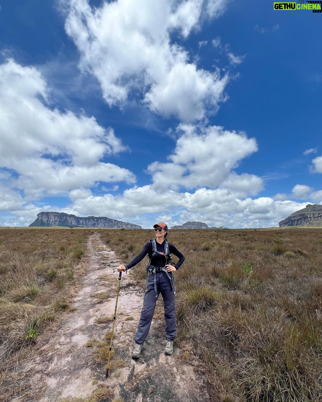 Nathalia Arcuri Instagram - Vale do Pati, dia 1 de 3. O Vale do Pati é conhecido como um dos lugares mais impressionantes e intocados do Brasil. Só pra você ter uma ideia a paisagem exuberante, com cânions, cachoeiras, rios, e montanhas, já serviu de cenário para diversos filmes e documentários. Aqui é na base da trilha mesmo, tem que ter condicionamento, algumas trilhas são bem extensas, fizemos cerca de 16km por dia, mas a ausência de estradas e veículos motorizados contribui para a preservação da natureza e cria essa sensação de isolamento e tranquilidade. Além disso dentro do vale, existem algumas pequenas comunidades remanescentes de quilombolas e agricultores locais, que vivem de forma simples e tradicional. Essas comunidades preservam costumes culturais e técnicas agrícolas antigas, como na hospedagem que a gente ficou no primeiro dia. Eu me dei essa viagem de presente de aniversário. Talvez alguns vão me chamar de doida, de fazer trilha em pleno aniversário... pois que digam. Eu queria estar assim, pertinho da natureza, conectada comigo mesma e foi muito especial. Nos próximos dias vou mostrar mais nos meus stories! Quem tá acompanhando, já manda um ❤️ — Meu guia: @beja_guia.chapadadiamantina Vale do Pati - Chapada Diamantina