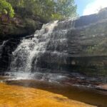 Nathalia Arcuri Instagram - Vale do Pati, dia 1 de 3. O Vale do Pati é conhecido como um dos lugares mais impressionantes e intocados do Brasil. Só pra você ter uma ideia a paisagem exuberante, com cânions, cachoeiras, rios, e montanhas, já serviu de cenário para diversos filmes e documentários. Aqui é na base da trilha mesmo, tem que ter condicionamento, algumas trilhas são bem extensas, fizemos cerca de 16km por dia, mas a ausência de estradas e veículos motorizados contribui para a preservação da natureza e cria essa sensação de isolamento e tranquilidade. Além disso dentro do vale, existem algumas pequenas comunidades remanescentes de quilombolas e agricultores locais, que vivem de forma simples e tradicional. Essas comunidades preservam costumes culturais e técnicas agrícolas antigas, como na hospedagem que a gente ficou no primeiro dia. Eu me dei essa viagem de presente de aniversário. Talvez alguns vão me chamar de doida, de fazer trilha em pleno aniversário... pois que digam. Eu queria estar assim, pertinho da natureza, conectada comigo mesma e foi muito especial. Nos próximos dias vou mostrar mais nos meus stories! Quem tá acompanhando, já manda um ❤️ — Meu guia: @beja_guia.chapadadiamantina Vale do Pati - Chapada Diamantina
