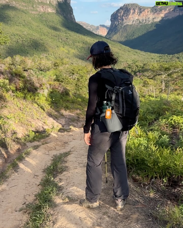 Nathalia Arcuri Instagram - Vale do Pati, dia 1 de 3. O Vale do Pati é conhecido como um dos lugares mais impressionantes e intocados do Brasil. Só pra você ter uma ideia a paisagem exuberante, com cânions, cachoeiras, rios, e montanhas, já serviu de cenário para diversos filmes e documentários. Aqui é na base da trilha mesmo, tem que ter condicionamento, algumas trilhas são bem extensas, fizemos cerca de 16km por dia, mas a ausência de estradas e veículos motorizados contribui para a preservação da natureza e cria essa sensação de isolamento e tranquilidade. Além disso dentro do vale, existem algumas pequenas comunidades remanescentes de quilombolas e agricultores locais, que vivem de forma simples e tradicional. Essas comunidades preservam costumes culturais e técnicas agrícolas antigas, como na hospedagem que a gente ficou no primeiro dia. Eu me dei essa viagem de presente de aniversário. Talvez alguns vão me chamar de doida, de fazer trilha em pleno aniversário... pois que digam. Eu queria estar assim, pertinho da natureza, conectada comigo mesma e foi muito especial. Nos próximos dias vou mostrar mais nos meus stories! Quem tá acompanhando, já manda um ❤️ — Meu guia: @beja_guia.chapadadiamantina Vale do Pati - Chapada Diamantina