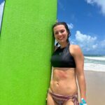 Nathalia Arcuri Instagram - A aniversariante do dia deixou uma mensagem para a Nathália do futuro (você viu? Ela postou um vídeo um pouco mais cedo). Até nisso ela planeja, kkkk. Então, deixe sua mensagem para a Nath 3.9 aqui embaixo👇, que ela vai ler TUDO quando tiver sinal. Neste momento, ela está acampando na trilha do 21, na Chapada Diamantina, e quem está escrevendo aqui é a equipe dela. E, falando nisso... Que ano foi esse, hein, Dona Nath? Quantas experiências você viveu, quantas vezes se reinventou, experimentou, sorriu e chorou. Foram grandes (e dolorosas) transformações, mas você seguiu firme, vencendo cada obstáculo e dando muito ORGULHO para sua mãe, seu pai, quem te segue, quem trabalha com você, mas acima de tudo, para aquela menina que começou a economizar porque queria comprar um Escort conversível. Neste carrossel, tem apenas um fragmento desse ano INTENSO e de muito aprendizado, troca com pessoas reais, momentos de altos e baixos, conquistas e tudo o que a vida pode oferecer. Teve prêmio, teve viagem, teve casa do mato, teve banho de mangueira no meio do Pantanal, um montão de palestras, você foi pra Assembleia da ONU e até parou do outro lado do mundo... tentamos reunir as melhores fotos, mas é impossível caber em apenas um post. Nath, ainda tem muita VIDA pra você viver e muita gente pra desf*der nesse Brasilzão. Agora é a sua vez de deixar aquele recadinho especial para nossa rainha da desfudência👇 Mundo