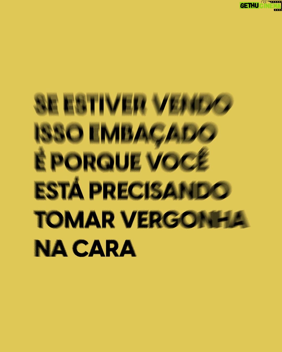 Nathalia Arcuri Instagram - PRA TIRAR AQUELE SONHO DO PAPEL! PRA FAZER AQUELA RENDA EXTRA! PRA COMEÇAR A INVESTIR! Tá, depois desse puxão de orelha, vem a Nath fofa: eu sei que não depende só de vergonha na cara. Investimento é um assunto sério, necessário e que precisa de muito estudo, mas o fator “vergonha na cara” é o primeiro passo pra você alcançar a sua autonomia financeira e realizar seus sonhos mais selvagens. Depois de ter tomado uma boa dose desse primeiro passo, agora é partir pra ação: 👉Conhecimento é poder. Comece separando um tempo do seu dia para estudar sobre finanças. Te desafio a ver 1 vídeo de 10 minutos por dia; 👉Aprenda a poupar. Poupar não é tirar o prazer da vida, mas é fazer escolhas inteligentes de onde colocar o seu dinheiro. Não tô dizendo pra você abrir mão do seu cafezinho ou do seu iFood vez ou outra. Mas não deixe que gastos que não são NECESSIDADE virem rotina pro seu bolso. 👉As metas são suas melhores amigas. Defina metas, por exemplo, se você quer viajar no final do ano, isso deve virar uma meta com prazo e investimentos mensais para acontecer; 👉Abra uma conta em uma corretora e comece a investir de pouquinho em pouquinho pra você ir entendendo como funciona, ver seu dinheiro rendendo. Inclusive tem um vídeo novo no canal, comparando Nubank, Inter e XP. Comece com pouco, mas comece! Seu “eu do amanhã” vai te agradecer. Agora marca aqui quem também tá precisando desse choque de “acorda, criatura” 🫨