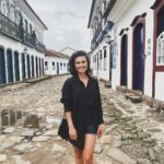 Nathalia Arcuri Instagram - A aniversariante do dia deixou uma mensagem para a Nathália do futuro (você viu? Ela postou um vídeo um pouco mais cedo). Até nisso ela planeja, kkkk. Então, deixe sua mensagem para a Nath 3.9 aqui embaixo👇, que ela vai ler TUDO quando tiver sinal. Neste momento, ela está acampando na trilha do 21, na Chapada Diamantina, e quem está escrevendo aqui é a equipe dela. E, falando nisso... Que ano foi esse, hein, Dona Nath? Quantas experiências você viveu, quantas vezes se reinventou, experimentou, sorriu e chorou. Foram grandes (e dolorosas) transformações, mas você seguiu firme, vencendo cada obstáculo e dando muito ORGULHO para sua mãe, seu pai, quem te segue, quem trabalha com você, mas acima de tudo, para aquela menina que começou a economizar porque queria comprar um Escort conversível. Neste carrossel, tem apenas um fragmento desse ano INTENSO e de muito aprendizado, troca com pessoas reais, momentos de altos e baixos, conquistas e tudo o que a vida pode oferecer. Teve prêmio, teve viagem, teve casa do mato, teve banho de mangueira no meio do Pantanal, um montão de palestras, você foi pra Assembleia da ONU e até parou do outro lado do mundo... tentamos reunir as melhores fotos, mas é impossível caber em apenas um post. Nath, ainda tem muita VIDA pra você viver e muita gente pra desf*der nesse Brasilzão. Agora é a sua vez de deixar aquele recadinho especial para nossa rainha da desfudência👇 Mundo