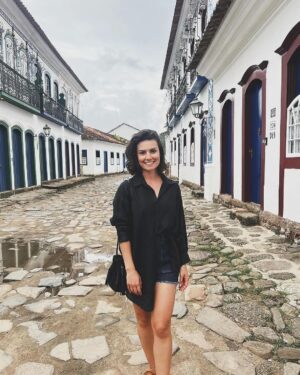 Nathalia Arcuri Instagram - A aniversariante do dia deixou uma mensagem para a Nathália do futuro (você viu? Ela postou um vídeo um pouco mais cedo). Até nisso ela planeja, kkkk. Então, deixe sua mensagem para a Nath 3.9 aqui embaixo👇, que ela vai ler TUDO quando tiver sinal.

Neste momento, ela está acampando na trilha do 21, na Chapada Diamantina, e quem está escrevendo aqui é a equipe dela. E, falando nisso...

Que ano foi esse, hein, Dona Nath?

Quantas experiências você viveu, quantas vezes se reinventou, experimentou, sorriu e chorou. Foram grandes (e dolorosas) transformações, mas você seguiu firme, vencendo cada obstáculo e dando muito ORGULHO para sua mãe, seu pai, quem te segue, quem trabalha com você, mas acima de tudo, para aquela menina que começou a economizar porque queria comprar um Escort conversível.

Neste carrossel, tem apenas um fragmento desse ano INTENSO e de muito aprendizado, troca com pessoas reais, momentos de altos e baixos, conquistas e tudo o que a vida pode oferecer. Teve prêmio, teve viagem, teve casa do mato, teve banho de mangueira no meio do Pantanal, um montão de palestras, você foi pra Assembleia da ONU e até parou do outro lado do mundo... tentamos reunir as melhores fotos, mas é impossível caber em apenas um post.

Nath, ainda tem muita VIDA pra você viver e muita gente pra desf*der nesse Brasilzão.

Agora é a sua vez de deixar aquele recadinho especial para nossa rainha da desfudência👇