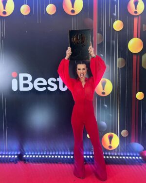 Nathalia Arcuri Instagram - A aniversariante do dia deixou uma mensagem para a Nathália do futuro (você viu? Ela postou um vídeo um pouco mais cedo). Até nisso ela planeja, kkkk. Então, deixe sua mensagem para a Nath 3.9 aqui embaixo👇, que ela vai ler TUDO quando tiver sinal.

Neste momento, ela está acampando na trilha do 21, na Chapada Diamantina, e quem está escrevendo aqui é a equipe dela. E, falando nisso...

Que ano foi esse, hein, Dona Nath?

Quantas experiências você viveu, quantas vezes se reinventou, experimentou, sorriu e chorou. Foram grandes (e dolorosas) transformações, mas você seguiu firme, vencendo cada obstáculo e dando muito ORGULHO para sua mãe, seu pai, quem te segue, quem trabalha com você, mas acima de tudo, para aquela menina que começou a economizar porque queria comprar um Escort conversível.

Neste carrossel, tem apenas um fragmento desse ano INTENSO e de muito aprendizado, troca com pessoas reais, momentos de altos e baixos, conquistas e tudo o que a vida pode oferecer. Teve prêmio, teve viagem, teve casa do mato, teve banho de mangueira no meio do Pantanal, um montão de palestras, você foi pra Assembleia da ONU e até parou do outro lado do mundo... tentamos reunir as melhores fotos, mas é impossível caber em apenas um post.

Nath, ainda tem muita VIDA pra você viver e muita gente pra desf*der nesse Brasilzão.

Agora é a sua vez de deixar aquele recadinho especial para nossa rainha da desfudência👇
