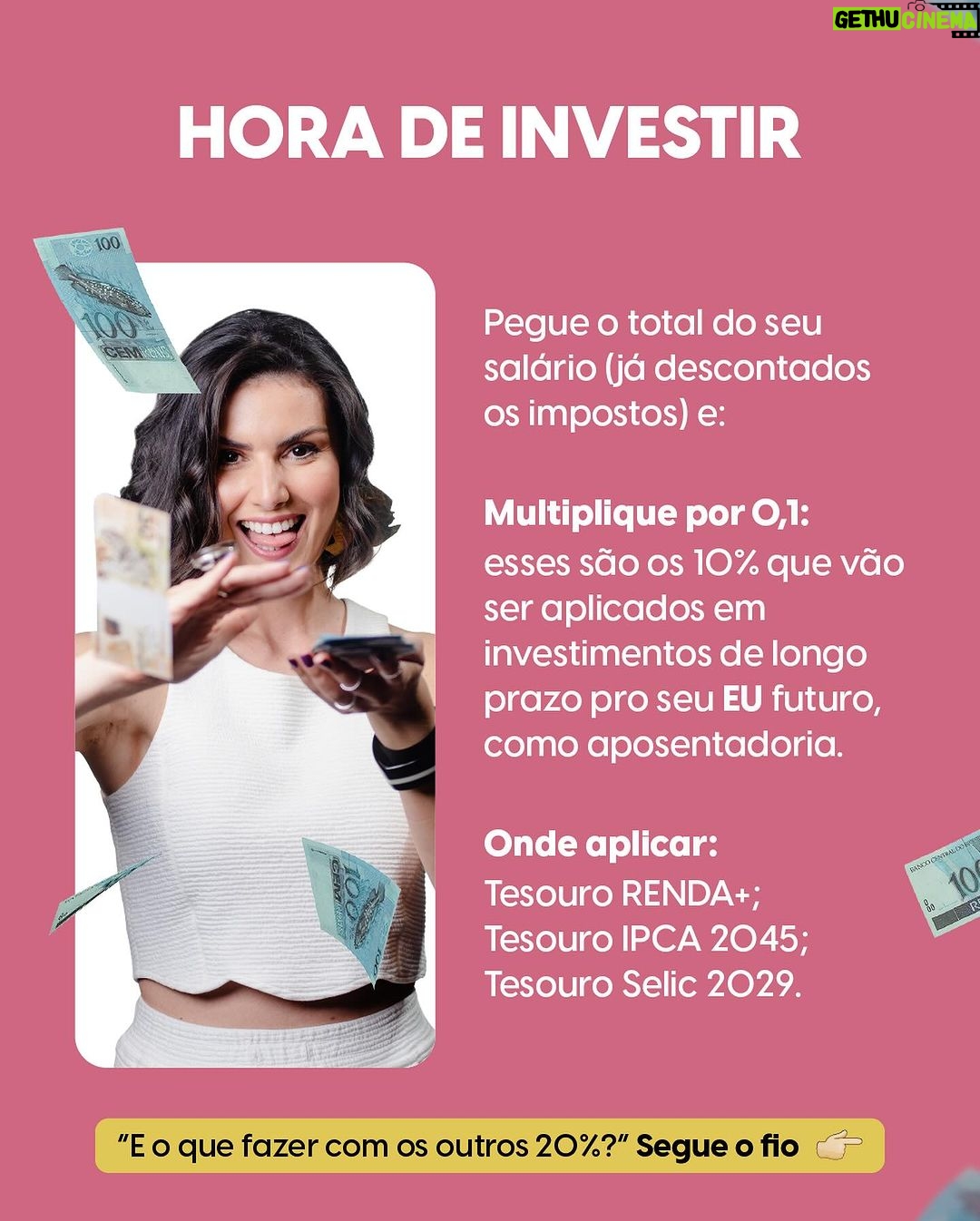 Nathalia Arcuri Instagram - Me diz uma coisa: você se planejou financeiramente pra passar o mês ou ainda tá na torcida pra tudo dar certo? 🤔 O 5º dia útil do mês é amanhã e, se você vai receber seu salário, é preciso se preparar para tomar boas decisões com esse dinheiro que vai entrar na sua conta. Eu preparei aqui nesse post um esqueminha explicando o método 70/30, que já mudou a vida de milhares de pessoas, pra te ajudar a entender o que fazer com seu próximo salário. Já pega a calculadora e bora colocar a casa em ordem! “Mas, Nath, é impossível me encaixar nesses valores 😔” Eu sei que não é uma tarefa fácil, então você precisa se perguntar: - estou vivendo um degrau abaixo? - onde posso cortar os gastos? - como posso ganhar mais ou fazer uma renda extra? Pode ser uma combinação de todos eles. E, como uma boa prof, claro que eu não ia te deixar na mão. Além de diversos conteúdos no canal da @mepoupenaweb sobre renda extra e investimentos, tem um planner TOTALMENTE COMPLETO E GRATUITO no link da minha bio pra te ajudar com a organização mensal. Clica lá, baixa o seu e compartilha com todo mundo que você quer ver bem 💜